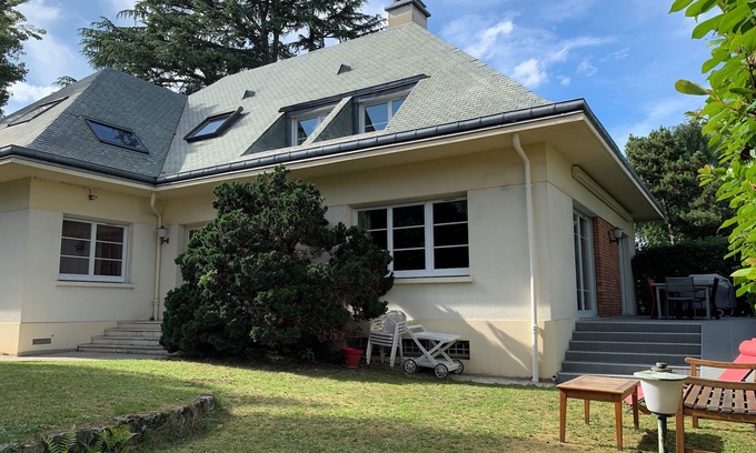 Chatenay-Malabry Bed & Breakfast | Espace et Chambres Familiales Dans Grande et Belle Maison