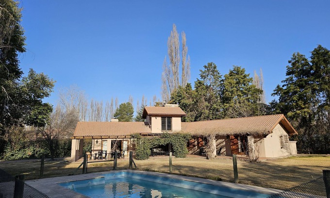 Chacras de Coria House | Espaciosa y cálida en medio de gran parque