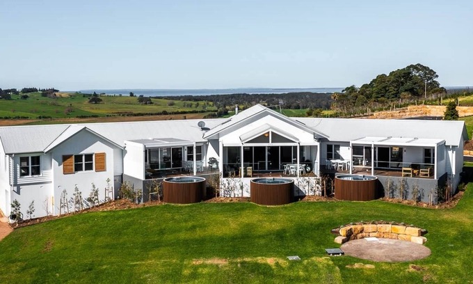 Willow Vale Villa | Estate House Villas - Crooked River Estate