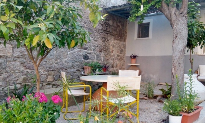 Skala Kallonis House | Euripides house with garden