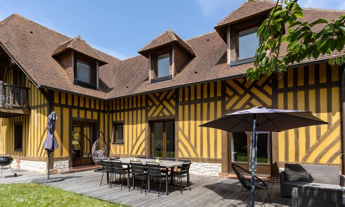 Equemauville Villa | Eva Home | Stunning Villa with Garden | Sleeps 10
