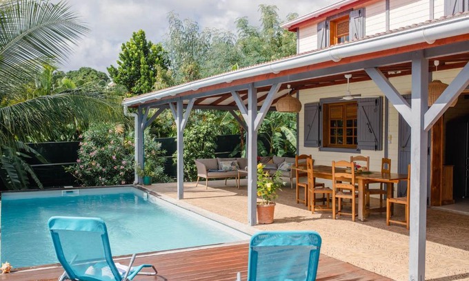 Saint-Louis Villa | Evasion tropicale villa créole avec piscine et bungalow
