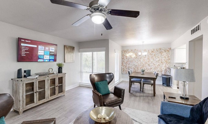 South Arlington Apartment | Event Goers Hangout | Walk to AT&T & Globe life