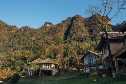 Wulingyuan Hotel | Evergreen Retreat-walk to National Forest Park, free pick up service