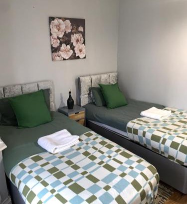 River House | Everything You Need I Super Comfy I Sleeps 7 I WiFi I Parking I 4BDR