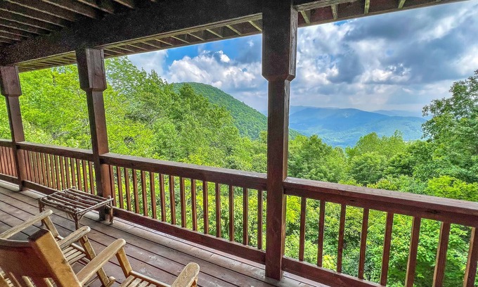 West Jefferson Cabin | Everything You Love About Fall Is At Jasmine Heights: Views, Comfort & Charm