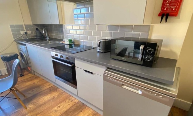 Gravesend Apartment | Evo View- 4 guests 2 bedrooms 2 double beds 1 bathroom Smart TV