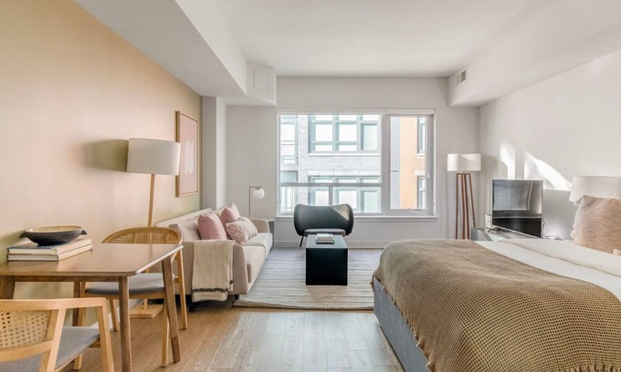 Mount Vernon Triangle Apartment | Excellent Mount Vernon Studio w/Roof Pool, nr Nightlife, by Blueground