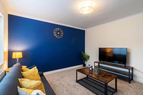 High Hazels Apartment | Exceptional 3 bed house, homely comforts, Close to KFC McDonalds ASDA ALDI and city centre