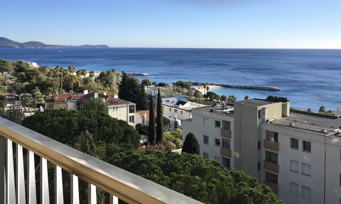 Le Mourillon Apartment | Exceptional panorama of the Toulon harbor. Private swimming pool, beaches and shops