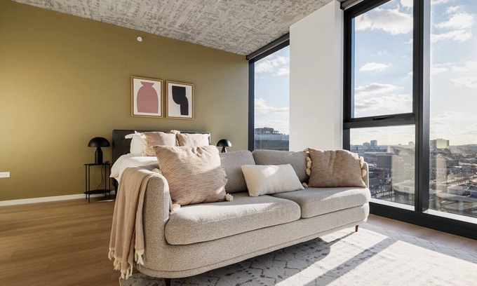 West Loop Apartment | Exceptional West Loop Studio w/Gym & Grills, nr Park, by Blueground