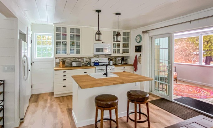 Wells House | Exceptionally clean and cute with 2 Queen Bedrooms