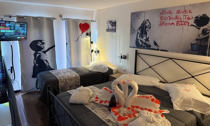 Oltrarno Apartment | Exclusive Artists' Loft: free parking, hot tub, close to downtown