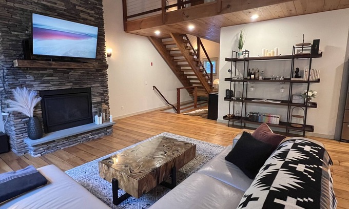 Saugerties House | Exclusive Escape - 7 Minutes to Woodstock