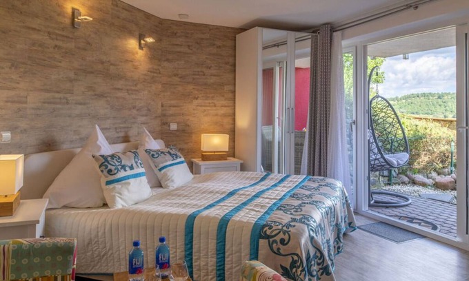 Schalkenmehren House | Exclusive holiday apartment with volcano views