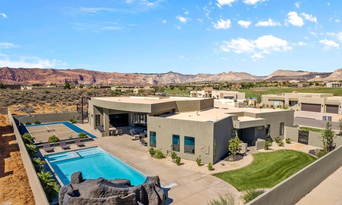 St. George House | Exclusive Pool Villa, Private Pool & Hot Tub!