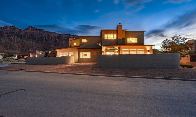 Moab South Valley House | Exclusive Retreats White Rim 3369 - 3 Bedroom plus Loft all Suite Home