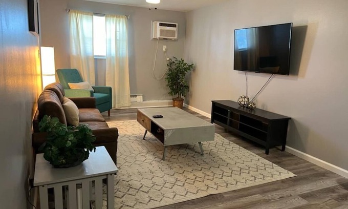 Lincoln Village Condo | Executive 1-bedroom condo with WiFi, AC, and swimming pool in Columbus OH.