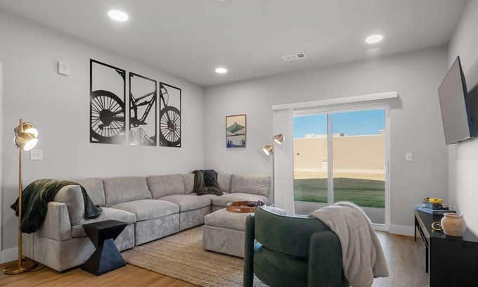 Rogers Apartment | Executive 2BR/2BA Stay – Ideal for Professionals & Families- Work-Ready, Central, Parking Included
