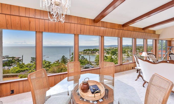 Fairfield House | Executive 3 Bedroom With Sweeping Ocean and Mountain Views