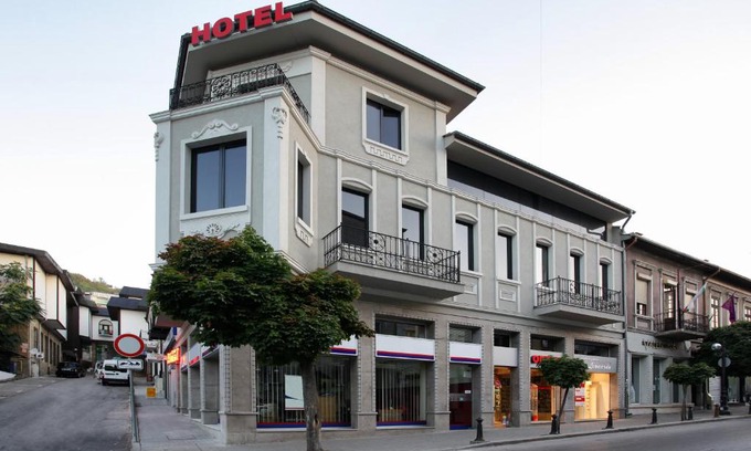 Veliko Tarnovo Center Hotel | Executive Rooms and Suites Play