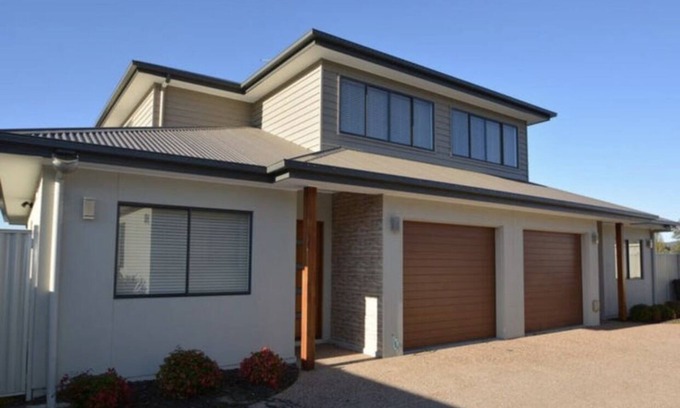 Stanthorpe House | Executive Townhouse close to town centre