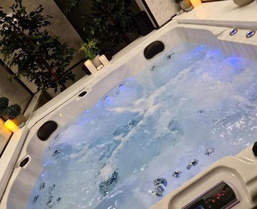 The Westside Apartment | Exotic Jacuzzi Apartment with Balcony and Parking