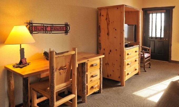 Onalaska Hotel | Expanded King with Whirlpool, Next to Mississippi River, Stoney Creek