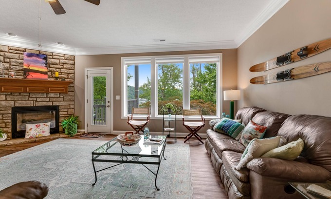 Andersonville Condo | Expansive dog-friendly condo w/free attraction tickets, lake views & dock access