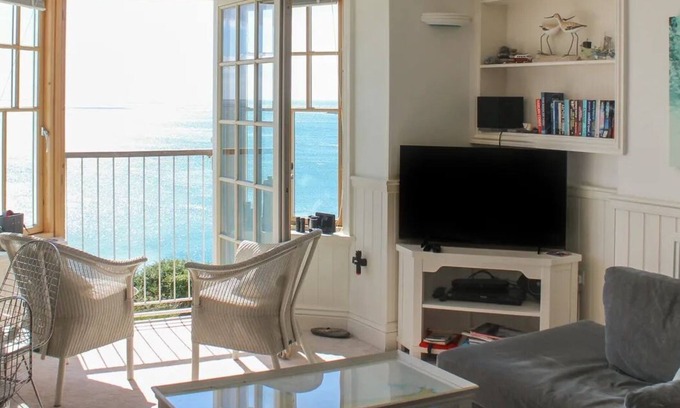 Chillington Apartment | Expansive sea & lighthouse views. Luxury apartment on Devon clifftop NOW 15% OFF
