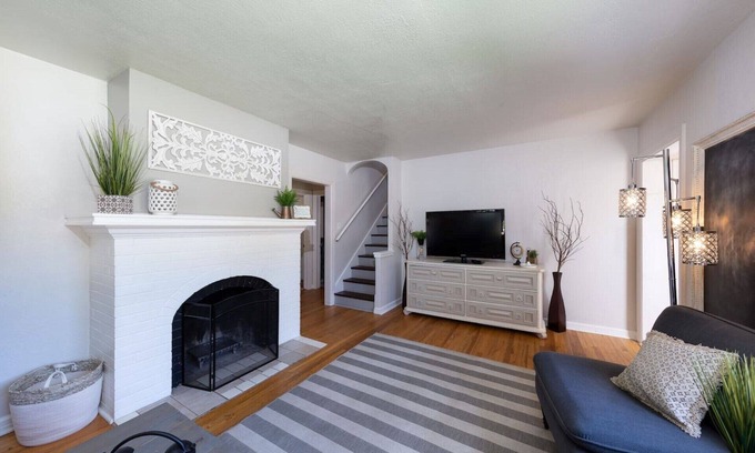 Caldwell House | Experience Caldwell Charm/Visit the Wineries at this Historic 4 bdrm House+ WiFi