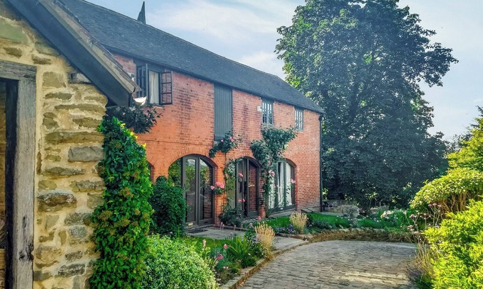 Stoke Edith Cottage | Experience charming countryside living in this beautifully renovated Oast House apartment.