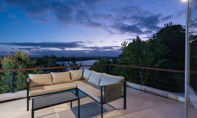 Greenhithe House | Experience Greenhithe's Sunset from Your Cozy Home