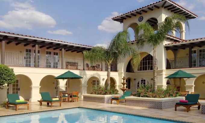 Western Division Hotel | Experience Laredo in 2 Units w/Garden Pool, Vibrant Dining Scene & City Sites