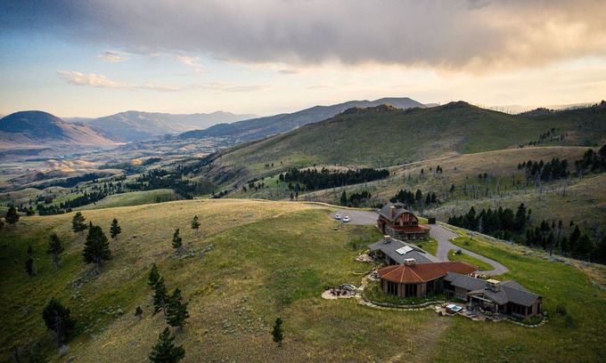 Emigrant House | Experience Luxury in Nature: Private Lodge & Guest Home in Paradise Valley