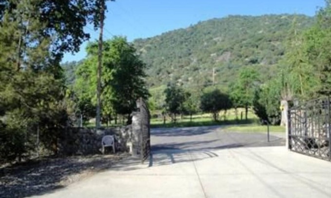 Three Rivers House | Experience nature's grandeur! Five bedroom retreat near Sequoia & Kings Canyons