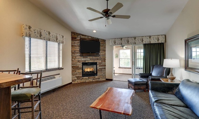 Columbia Hotel | Experience Rustic Elegance & Comfort in Delightful Columbia! Parking