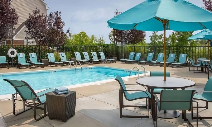 Charleston Hotel | Experience Southern Hospitality in the Heart of Charleston! Pool, Tennis Court!