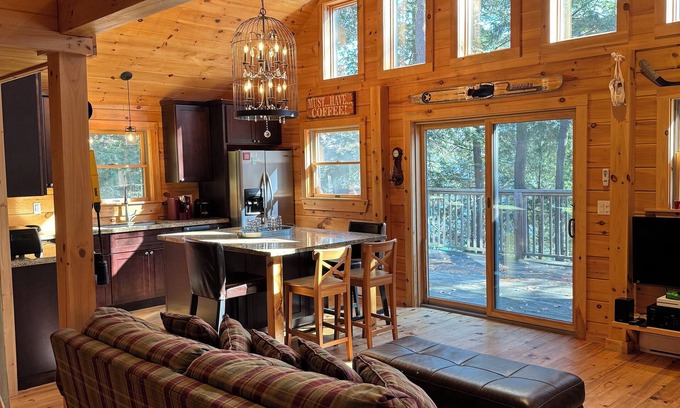 Ryerson Cottage | Experience the beauty of Ontario’s cottage country on Horn Lake.