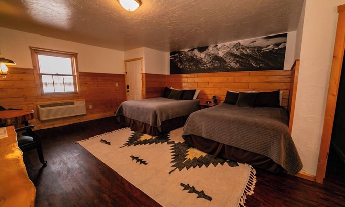 Dubois Cabin | Experience Tranquility in a Premium Double Queen Room Overlooking the River and Stunning Mountain Vistas