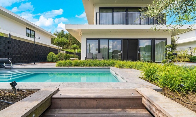 Zeewolde House | Experience ultimate luxury in this villa with private pool, jacuzzi, sauna and terrace on the water. The ideal place for total relaxation!