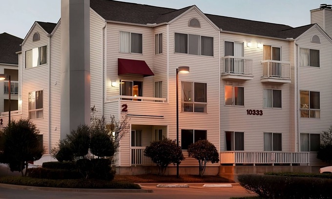 North Dallas Apartment | Explore Dallas! 2 Relaxing Units W/ Full Kitchens & FREE Parking! Pets Allowed!