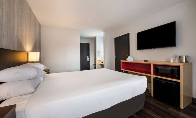 Ontario Hotel | Explore Four Rivers Cultural Center and Museum! Indoor Pool, Pets are Allowed
