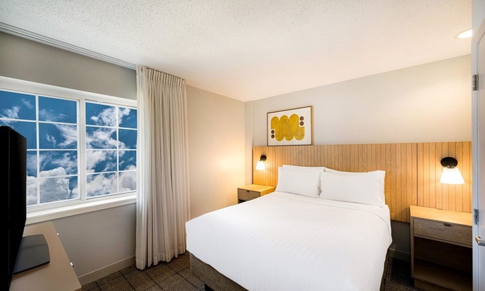 Exchange Place North Hotel | Explore Newport Centre! Three Stylish Suites, Shopping. Near PATH Train