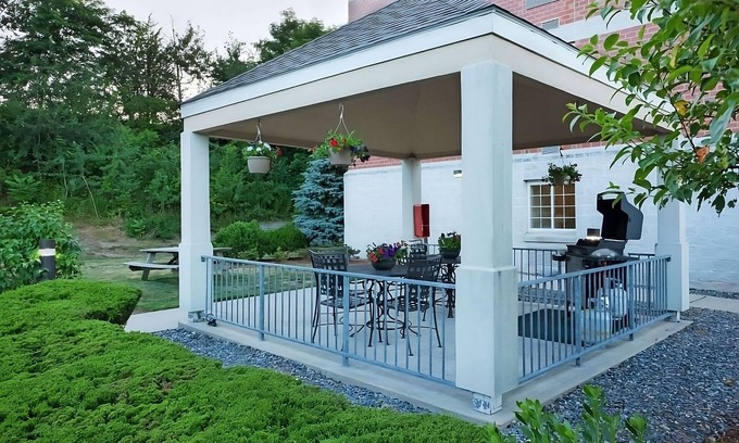 Burlington Hotel | Explore North Shore from Boston! Kitchen, Pets Allowed, Near Burlington Mall!