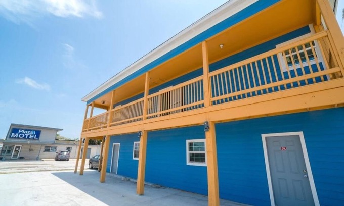 Flour Bluff Hotel | Explore Room Parking Available Near Mustang Island Beach Pet Friendly