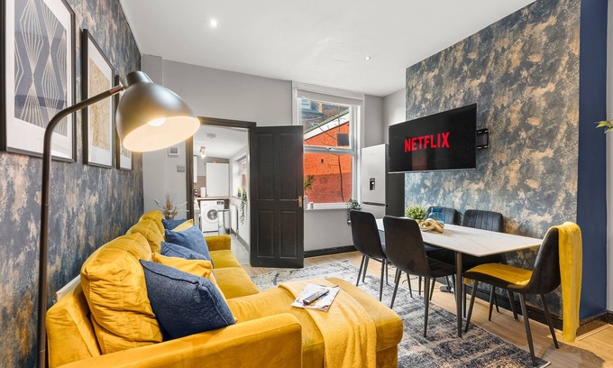 Leeds House | Exquisite 4 bed in Leeds - Sleeps 10 - Parking