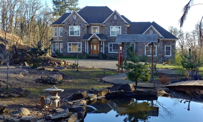 Albany House | Exquisite Estate on 10 acres in North Albany. 15 minutes to OSU.