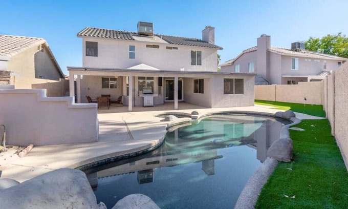 Bailey Commons House | Exquisite Home in Phoenix with a Pool! BBQ! Gym! Firepit!