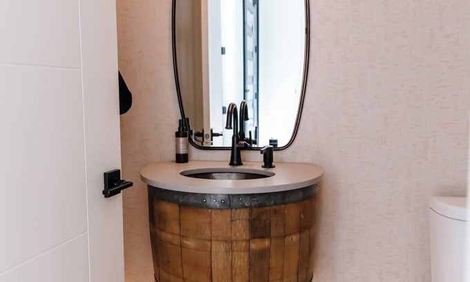 Wilden House | Exquisite Luxury Estate Above Okanagan Lake with Panoramic Sunset views!